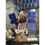 Tỉ mỉ trong từng đường kim mũi chỉ, chính xác trong từng font chữ. Minh Ngọc – nơi gửi gắm niềm tin của các tân cử nhân.