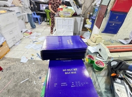 Làm bìa mạ nhũ vàng lấy liền ở đâu uy tín tại Thủ Đức? Minh Ngọc cam kết chữ ép kim chuẩn màu vàng kim, không lem, gáy sách vuông vắn, lấy ngay giá rẻ.