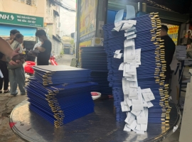 ĐÃ HOÀN THÀNH GẤP ĐƠN HÀNG BÌA MẠ NHŨ VÀNG TRONG ĐÊM