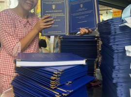 bìa mạ nhũ vàng chuẩn mẫu, tài liệu – luận văn – sách vở, đến các sản phẩm gia công sau in sắc nét