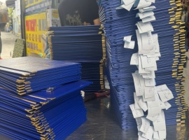 Chào ngày mới cùng hàng trăm bìa khóa luận mạ nhũ vàng đã hoàn thành!