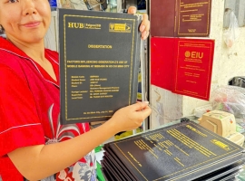 Đẳng cấp của một bài khóa luận nằm ở cái nhìn đầu tiên. Hãy để bìa mạ vàng Minh Ngọc giúp bạn ghi điểm tuyệt đối.