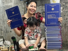 Tỉ mỉ trong từng đường kim mũi chỉ, chính xác trong từng font chữ. Minh Ngọc – nơi gửi gắm niềm tin của các tân cử nhân.