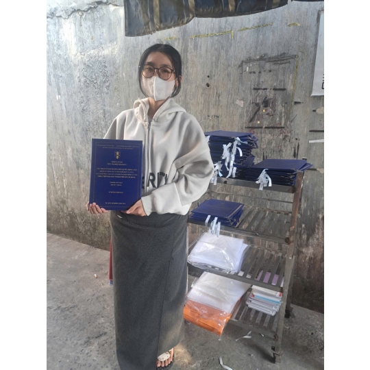 Làm bìa mạ nhũ vàng lấy liền ở đâu uy tín tại Thủ Đức? Minh Ngọc cam kết chữ ép kim chuẩn màu vàng kim, không lem, gáy sách vuông vắn, lấy ngay giá rẻ.