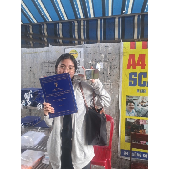 Làm bìa mạ nhũ vàng lấy liền ở đâu uy tín tại Thủ Đức? Minh Ngọc cam kết chữ ép kim chuẩn màu vàng kim, không lem, gáy sách vuông vắn, lấy ngay giá rẻ.
