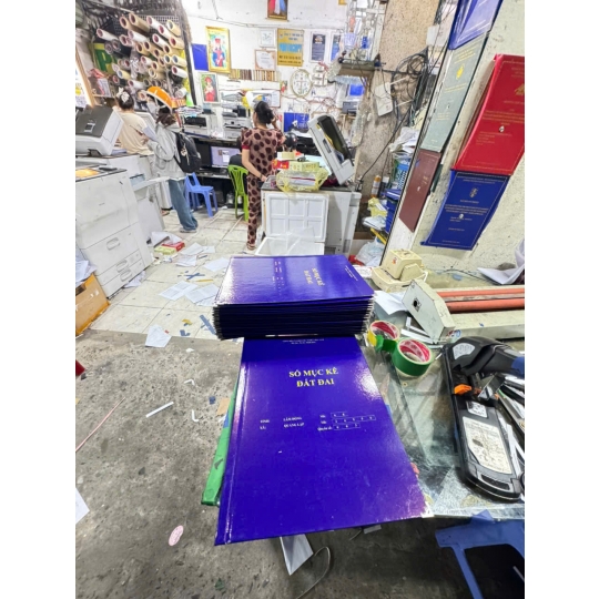 Làm bìa mạ nhũ vàng lấy liền ở đâu uy tín tại Thủ Đức? Minh Ngọc cam kết chữ ép kim chuẩn màu vàng kim, không lem, gáy sách vuông vắn, lấy ngay giá rẻ.