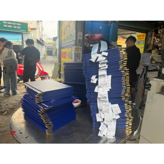 bìa mạ nhũ vàng chuẩn mẫu, tài liệu – luận văn – sách vở, đến các sản phẩm gia công sau in sắc nét