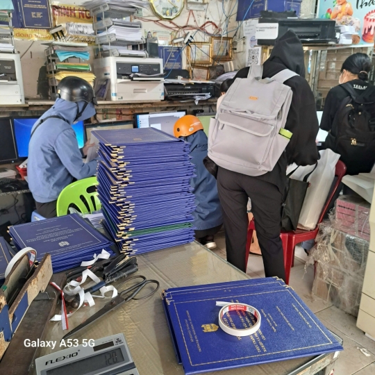 bìa mạ nhũ vàng lấy gấp đã xong