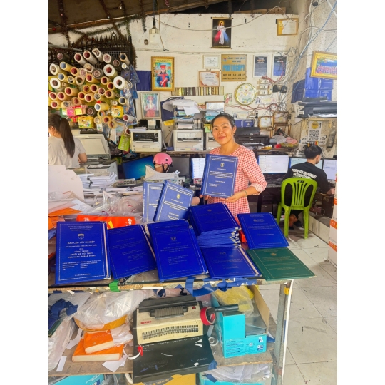 GIA CÔNG BÌA MẠ NHŨ VÀNG – ĐẠI HỌC NGÂN HÀNG TP.HCM