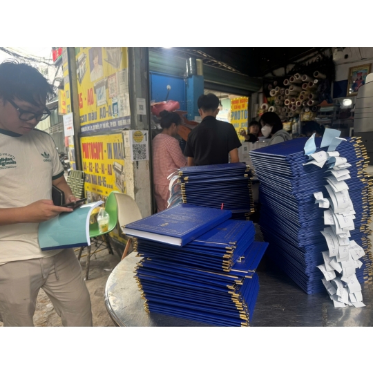 bìa mạ nhũ vàng chuẩn mẫu, tài liệu – luận văn – sách vở, đến các sản phẩm gia công sau in sắc nét