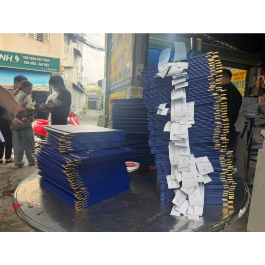 ĐÃ HOÀN THÀNH GẤP ĐƠN HÀNG BÌA MẠ NHŨ VÀNG TRONG ĐÊM