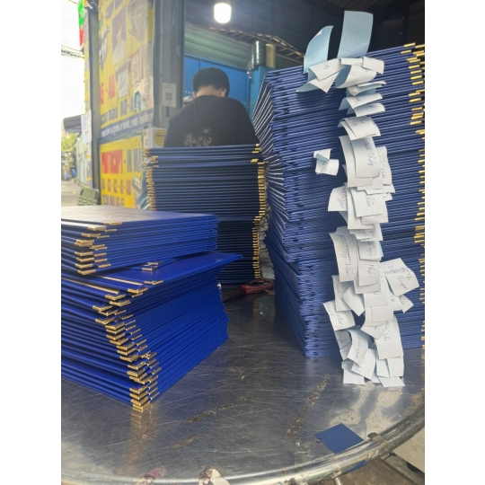 ĐÃ HOÀN THÀNH GẤP ĐƠN HÀNG BÌA MẠ NHŨ VÀNG TRONG ĐÊM