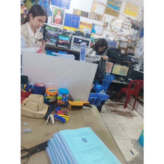 Đóng gáy keo nhiệt tại Minh Ngọc – Chuẩn vuông vức, lật mở thoải mái không lo rời trang. Giải pháp hoàn hảo cho giáo trình TOEIC/IELTS. Chỉ từ 125đ/trang!