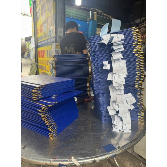 Chào ngày mới cùng hàng trăm bìa khóa luận mạ nhũ vàng đã hoàn thành!