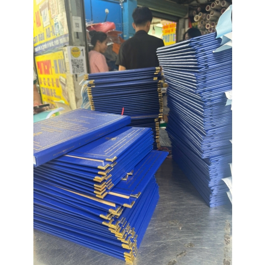 Chào ngày mới cùng hàng trăm bìa khóa luận mạ nhũ vàng đã hoàn thành!