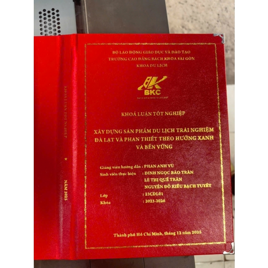 Đẳng cấp của một bài khóa luận nằm ở cái nhìn đầu tiên. Hãy để bìa mạ vàng Minh Ngọc giúp bạn ghi điểm tuyệt đối.