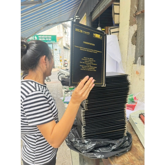 Tỉ mỉ trong từng đường kim mũi chỉ, chính xác trong từng font chữ. Minh Ngọc – nơi gửi gắm niềm tin của các tân cử nhân.