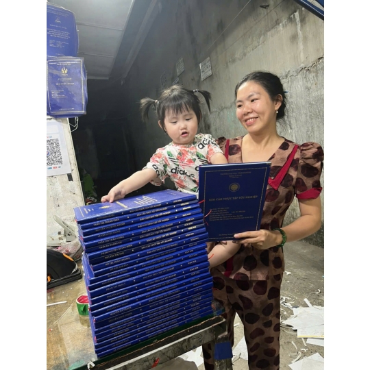 Tỉ mỉ trong từng đường kim mũi chỉ, chính xác trong từng font chữ. Minh Ngọc – nơi gửi gắm niềm tin của các tân cử nhân.