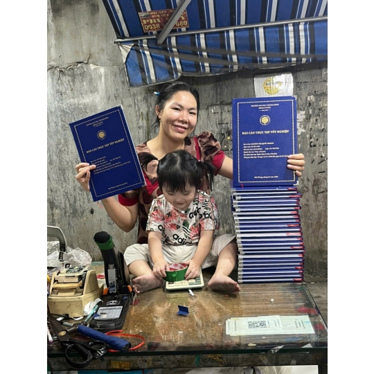 Tỉ mỉ trong từng đường kim mũi chỉ, chính xác trong từng font chữ. Minh Ngọc – nơi gửi gắm niềm tin của các tân cử nhân.